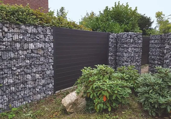Gabionenwand mit Holzelementen