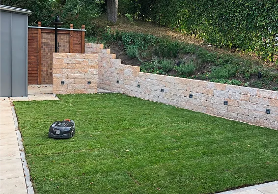 Garten mit Rasen und Mähroboter