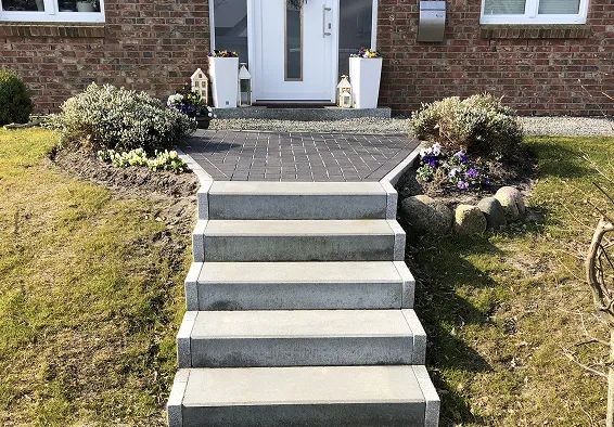 Hauseingang mit Gartenstufen