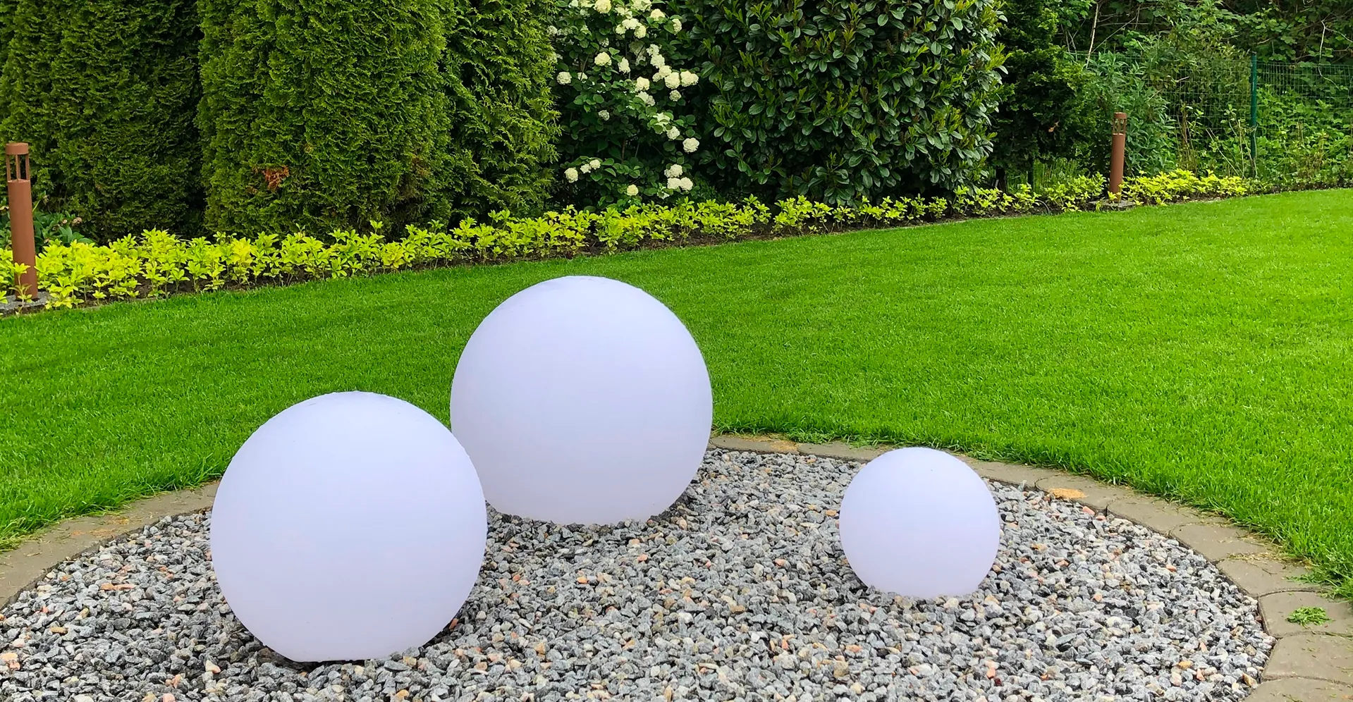 Gartenkugeln auf Kiesschale